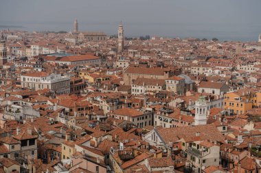 Venedik bakış açısı. Yukarıdan ateş ediyorlar. Eski şehrin manzarası.