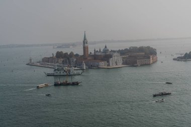 Venedik. Hava görüntüsü. Birçok tekne kanal boyunca farklı yönlere yelken açar..