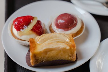 Pişirme. Pastalar beyaz tabakta. Genel plan.