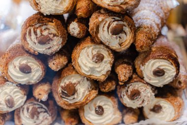 Pastalar. Birçok tatlı sergileniyor. Genel plan.