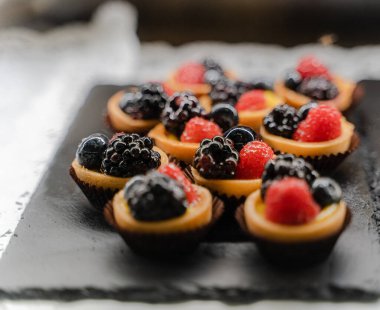 Pastalar. Birçok tatlı sergileniyor. Genel plan.