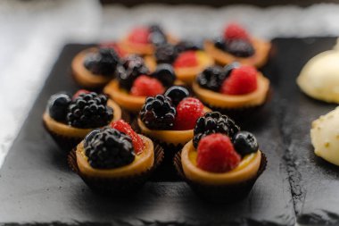 Pastalar. Birçok tatlı sergileniyor. Genel plan.