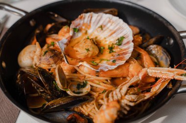 Deniz ürünleri. Kızartma tavasında deniz ürünleri makarnası. Yakın plan..