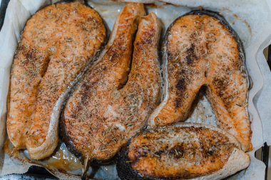 Deniz ürünleri. Fırında pişirilmiş somon. Yakın plan..