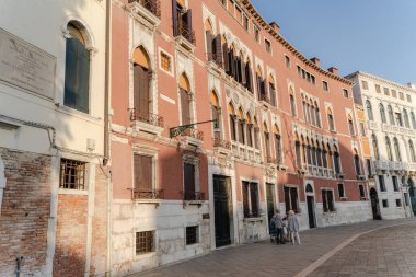 Venedik. İtalya. 14 Ekim 2023. Venice Caddesi. Yaşlı insanlar caddenin ortasında durup konuşuyorlar..