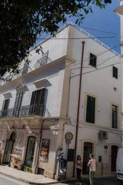 Apulia. İtalya. 14 Ekim 2023. Şehir hayatı. İnsanlar evlerin yanında duruyor..