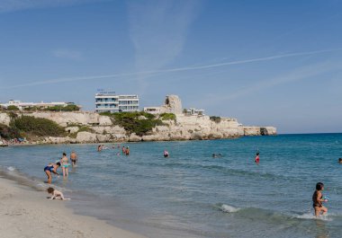 Torre dell'Orso. İtalya. 14 Ekim 2023. İnsanlar deniz kıyısında yüzer ve dinlenir..