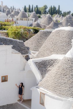 Apulia 'da beyaz bir evin gölgesinde bir kız duruyor..