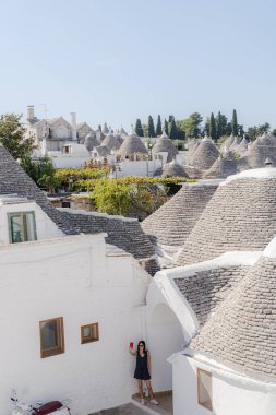 Apulia 'da beyaz bir evin gölgesinde bir kız duruyor..