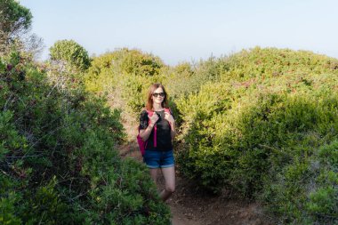 Bir kadın resim gibi bir doğada yürür..