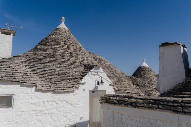 Mimarlık. Apulia 'daki beyaz evler. Konik çatı.