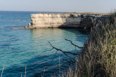 Bir çift mavi denize bakan bir uçurumda oturuyor..