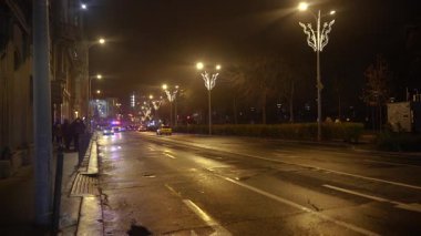 Budapeşte. Macaristan. 25 Aralık 2023. Şehir hayatı. Yol boyunca bir ambulans sürüyor..