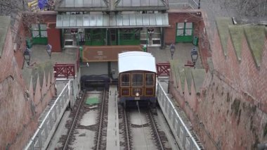 Budapeşte. Macaristan. 25 Aralık 2023. Şehir hayatı. Füniküler yukarı çıkıyor..