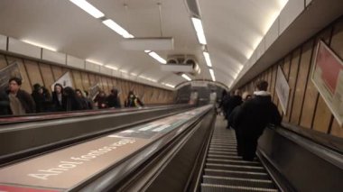Budapeşte. Macaristan. 25 Aralık 2023. Eski metro. Yürüyen merdiven iniyor. İnsanlar yürüyen merdivenden aşağı iniyor..