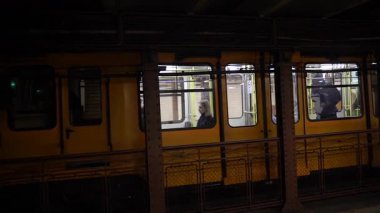 Budapeşte. Macaristan. 25 Aralık 2023. Eski metro. Eski bir tren istasyondan ayrılıyor..