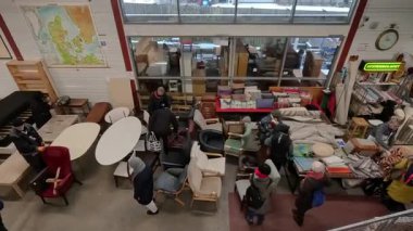 Kopenhag 'da. Danimarka. 20 Aralık 2023. İnsanlar mağazada dolaşıyor. İnsanlar mağazadaki mobilyaları seçiyor..