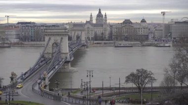 Şehir hayatı. Köprüden ve geçen arabalardan bakın..