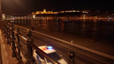 Şehir hayatı. Gece şehri. Polis yol boyunca yanıp sönen ışıklarla sürüyor..