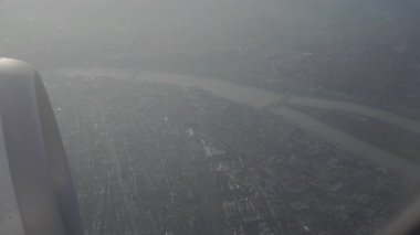 Uçak penceresinden şehir manzarası.