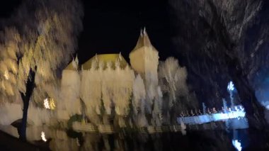 Mimarlık. Gece kalenin manzarası. Kasvetli gökyüzü.  