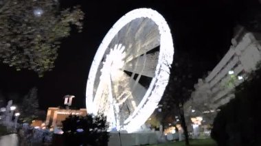 Budapeşte 'de dönme dolap. Aydınlatılmış dönme dolap gece döner..