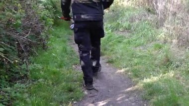 Levye. Bir adam elinde levyeyle yolda yürüyor..