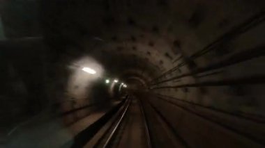 Metroda bir tünel. Bir tren istasyona yaklaşıyor..