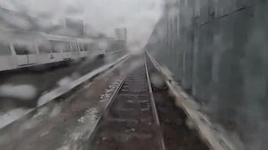 Metro polisi. Trenden görüntü. Tren açık havada çit boyunca hareket eder..