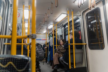 Budapeşte. Macaristan. 25 Aralık 2023. Eski metro. Arabanın içinde. İnsanlar metro vagonunda oturuyor..