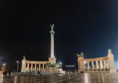 Budapeşte. Macaristan. 25 Aralık 2023. İnsanlar meydanda dolaşıp fotoğraf çekiyorlar..