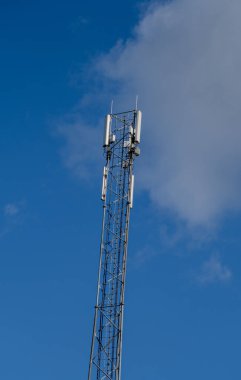 Kule. İletişim sistemi. Cep telefonu kulesi.