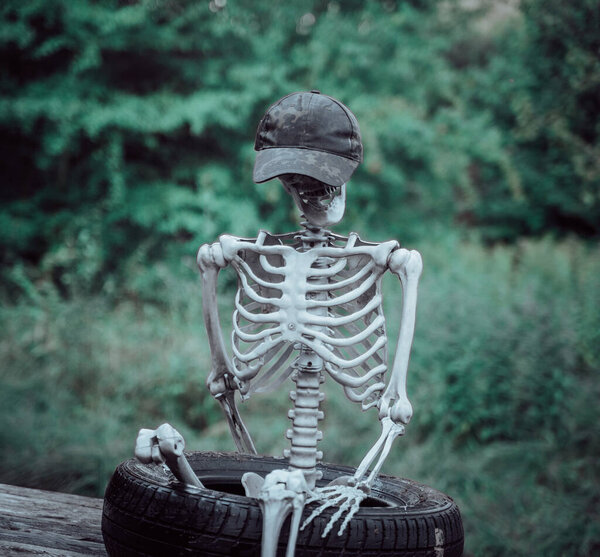 Декоративный человеческий труп. Тело прикреплено к деревянной конструкции в природе.