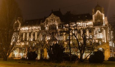 Gece şehri. Aydınlatılmış binanın görünümü.