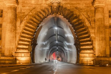 Gece şehri. Şehir hayatı. Aydınlatılmış tünel.