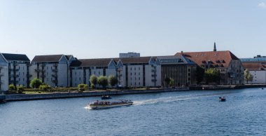 Kopenhag 'da. Danimarka. 14 Temmuz 2023. Şehir hayatı. Zevkli tekneler. Kanal boyunca insanlarla dolu tekneler..