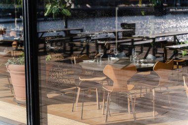 Restoranın içinde. Restoranda bir masa. Yuvarlak masa ayarları.