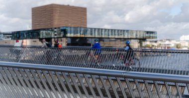 Şehir hayatı. İnsanlar ayak işlerini yapmak için bisiklete binerler..