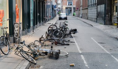 Şehir hayatı. Sokakta devrilmiş bisikletler..