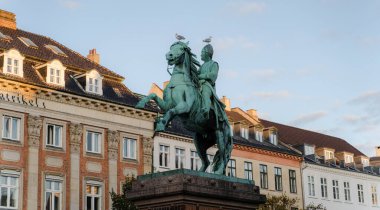 Mimarlık. Heykelin tepesinde martılar var..