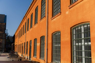 Mimarlık. Yenilenmiş kırmızı tuğla bina. Büyük pencere.