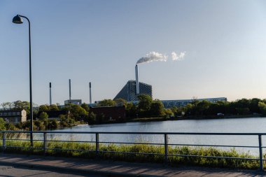 Yeşil enerji. Kopenhag 'daki fabrika. Baca dumanı tüten bir fabrika..