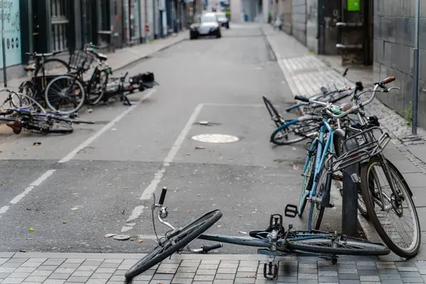 Şehir hayatı. Sokakta devrilmiş bisikletler..