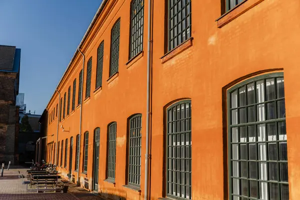 Mimarlık. Yenilenmiş kırmızı tuğla bina. Büyük pencere.