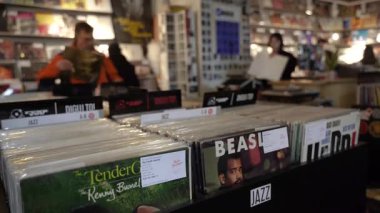 Krakow. Polonya. 03 Ocak 2024. Mağazadaki müzik kayıtları. İnsanlar klasik plakları seçiyor.. 