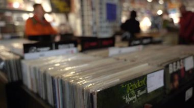 Krakow. Polonya. 03 Ocak 2024. Mağazadaki müzik kayıtları. İnsanlar klasik plakları seçiyor.. 