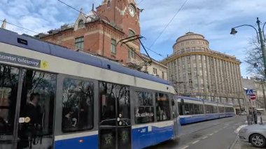 Krakow. Polonya. 03 Ocak 2024. Eski kasaba. Tramvay hareketi. Tramvaylar farklı yönlere gider.. 