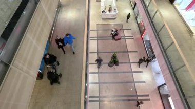 Krakow. Polonya. 03 Ocak 2024. Krakow 'daki bir alışveriş merkezinde zaman aşımı. Yukarıdan insanlara bak.
