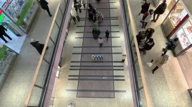 Krakow. Polonya. 03 Ocak 2024. Krakow 'daki bir alışveriş merkezinde zaman aşımı. Yukarıdan insanlara bak.