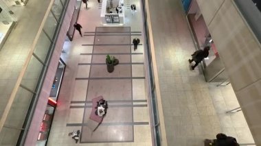 Krakow 'daki bir alışveriş merkezinde zaman aşımı. Yukarıdan insanlara bak.